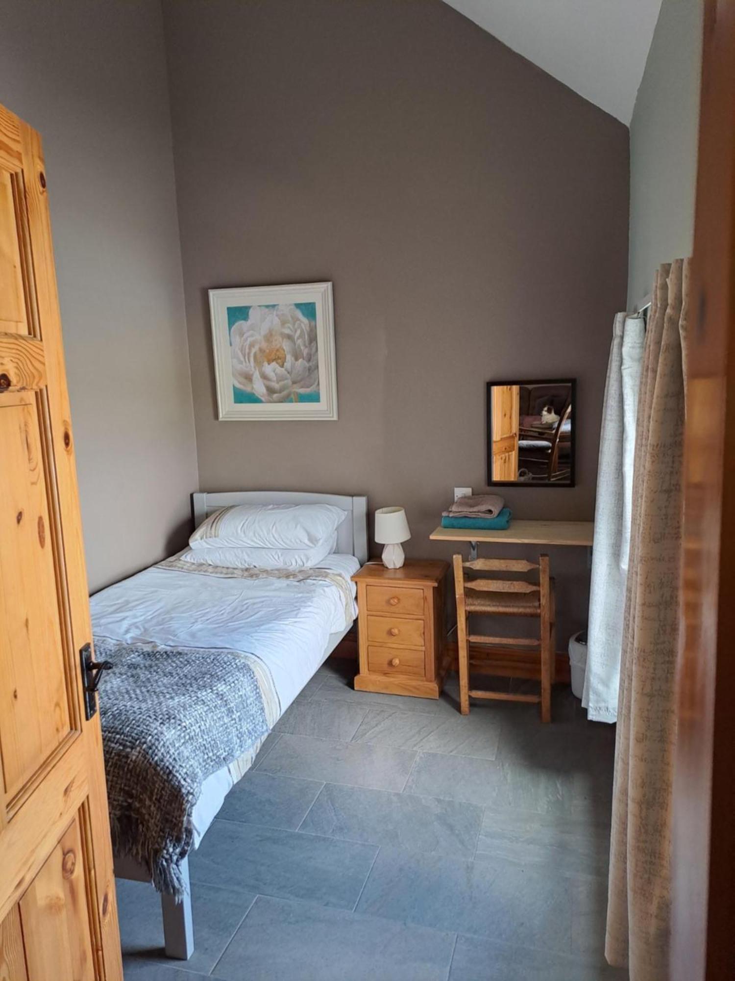Liams Cottage Between Doolin And Лисдунварна Экстерьер фото