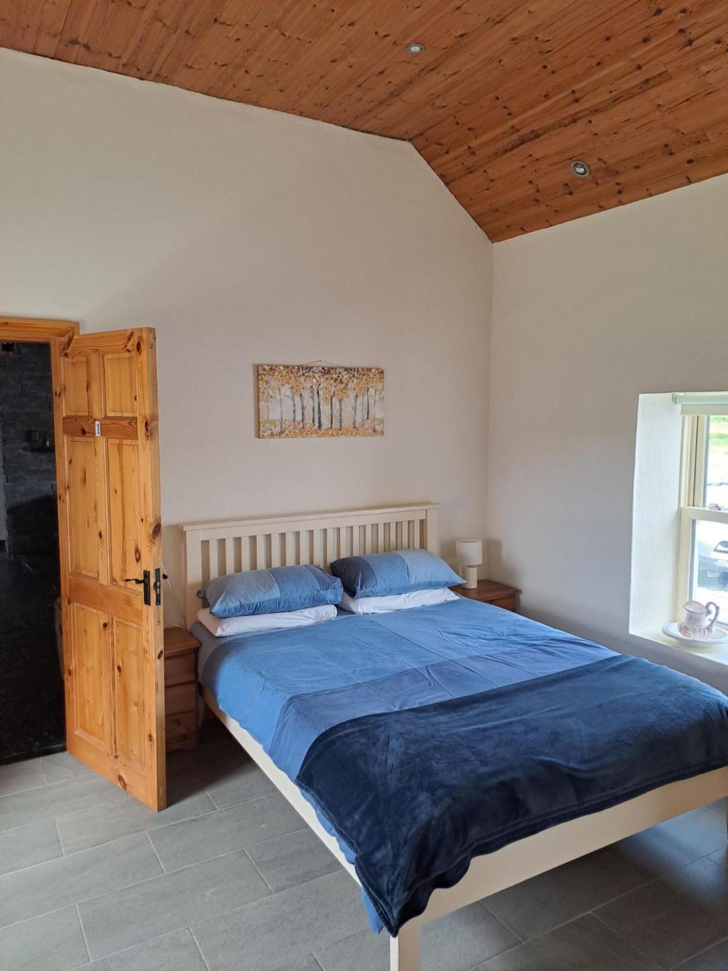 Liams Cottage Between Doolin And Лисдунварна Экстерьер фото